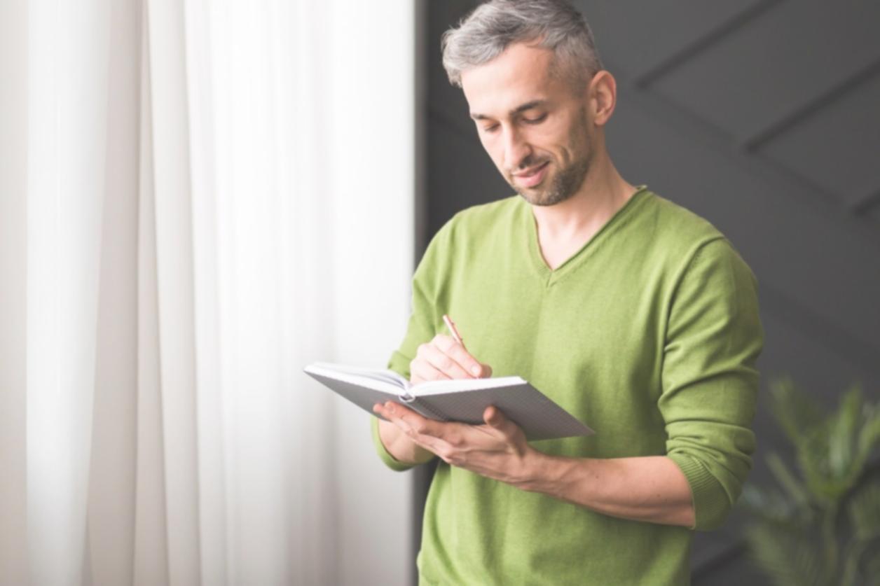 Profissional a analisar dados de crescimento orgânico num ecrã